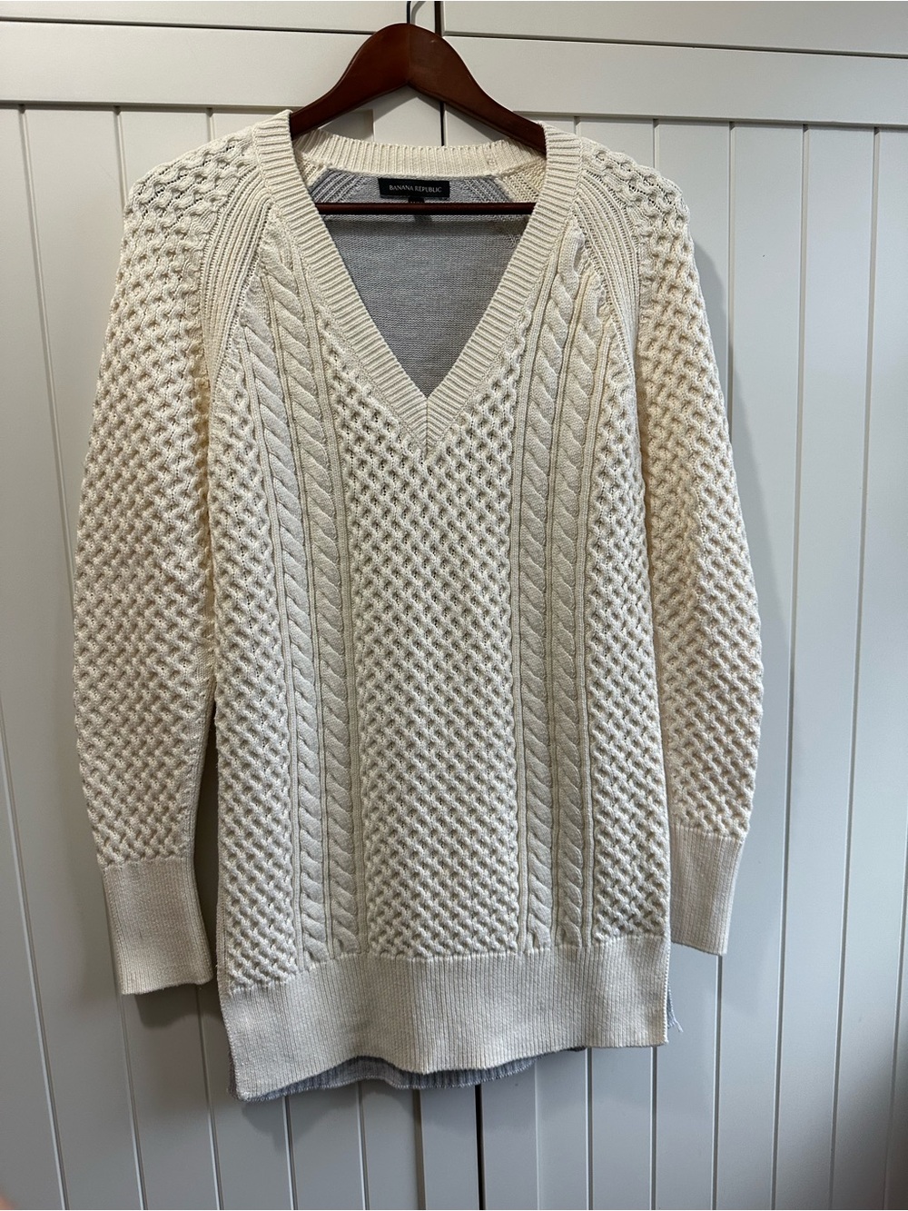 Banana Republic Cream Cable V-Neck Knit Sweater